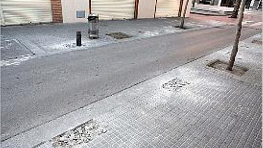El carrer Grau, on s&#039;han començat a retirar les pilones de ferro.