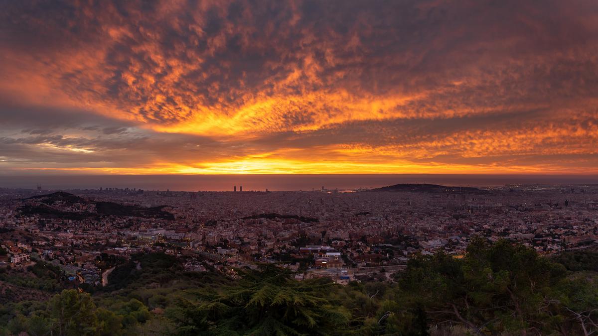 Así ha salido el Sol en Barcelona, el 29 de diciembre. Destacan los tonos rojizos de los primeros minutos del día