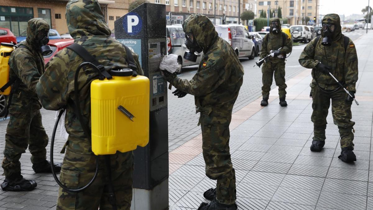 Militares desinfectando en Lugones