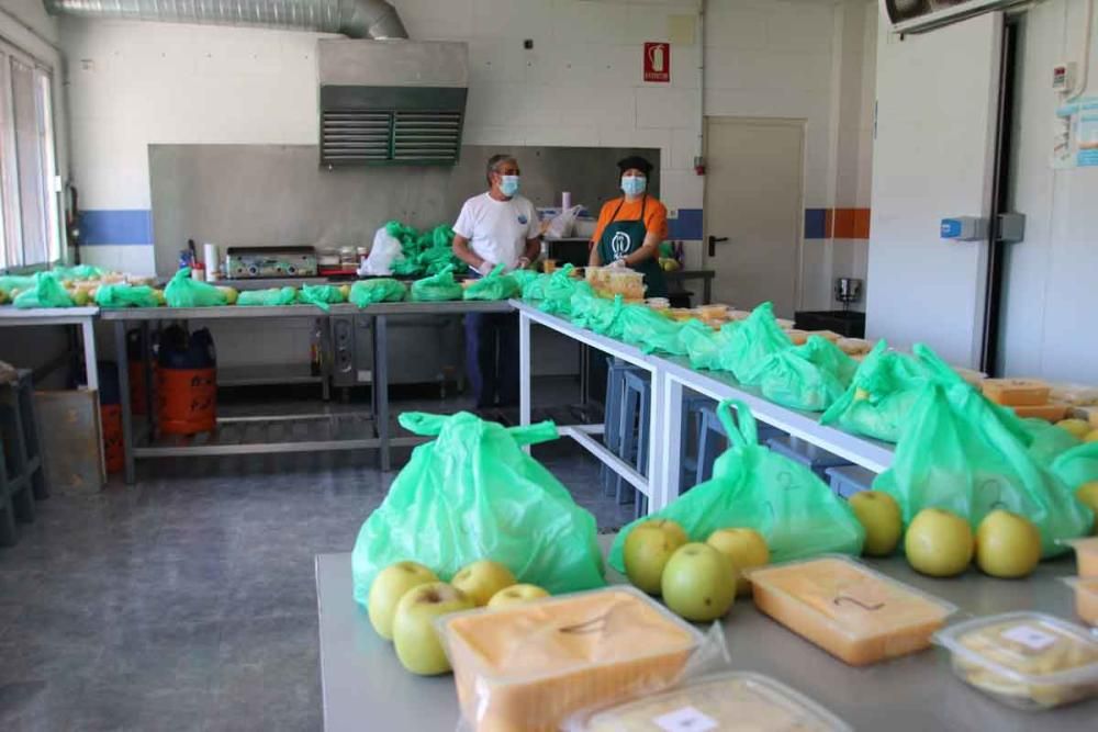 Reparto solidario de comida en los Asperones