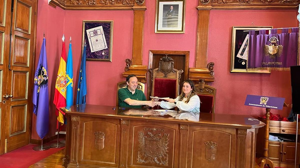 Alejandro Vega y Carolina Rodríguez firman el convenio de colaboración