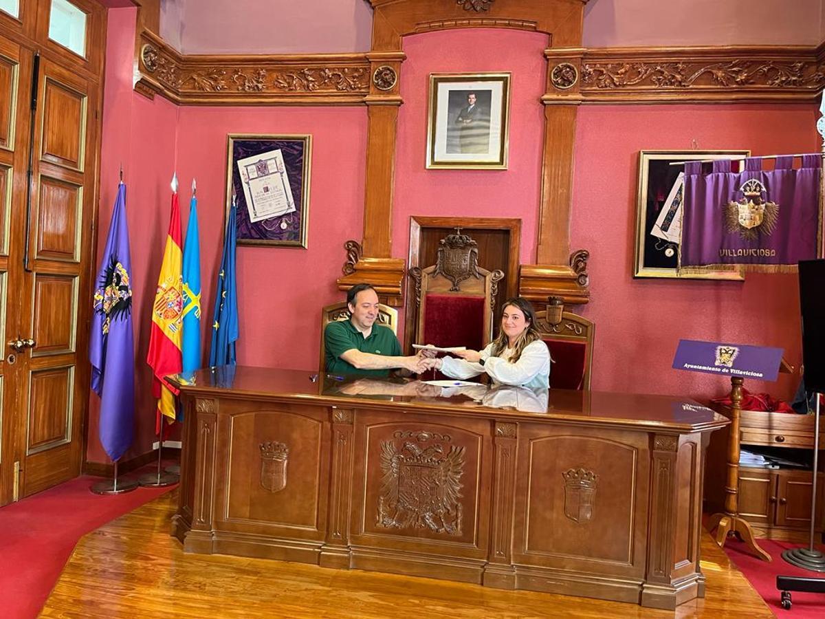 Alejandro Vega y Carolina Rodríguez firman el convenio de colaboración