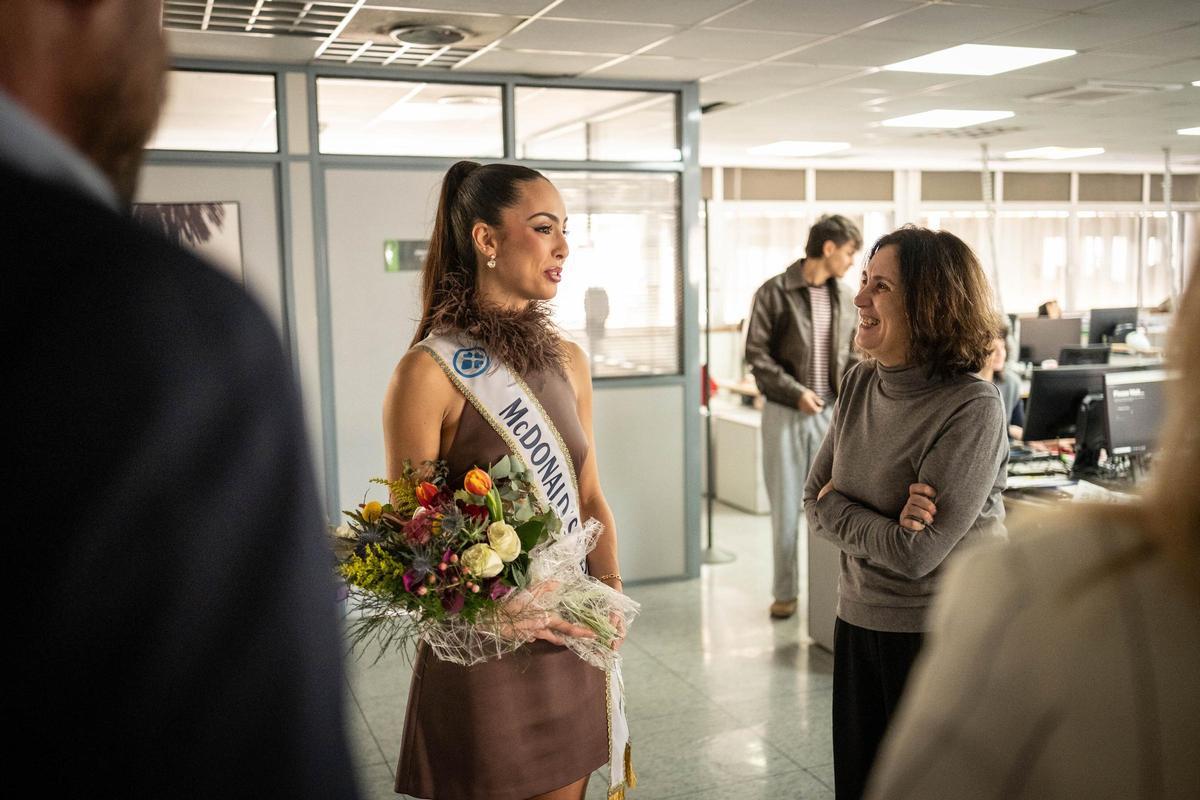 Visita de la candidata a reina de McDonald's y El Día a la redacción del periódico