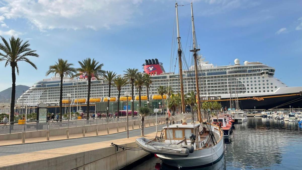 Un crucero atracado en el Puerto de Cartagena.