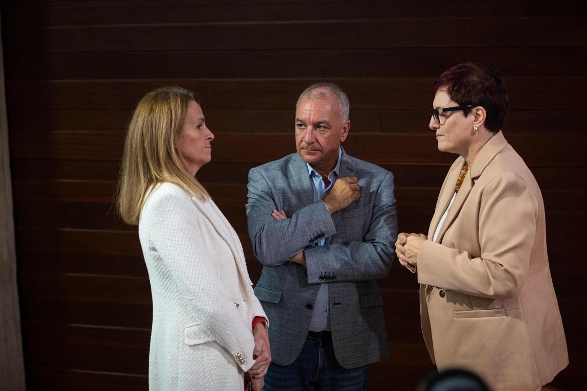 Luis Campos (NC) entre Luz Reverón (PP) y Candelaria Delgado (CC)