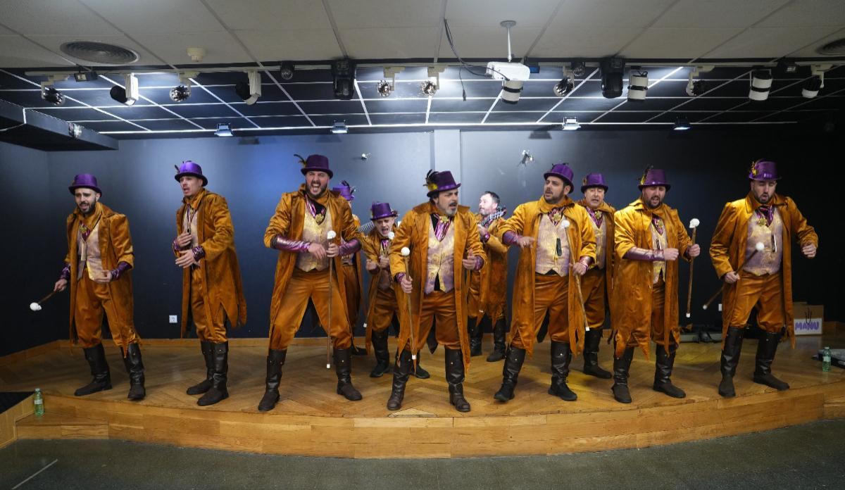 Al ritmo de bombo y guitarras, estos tenores, altos, contraltos y octavillas cantan sobre política y religión en clave de humor.