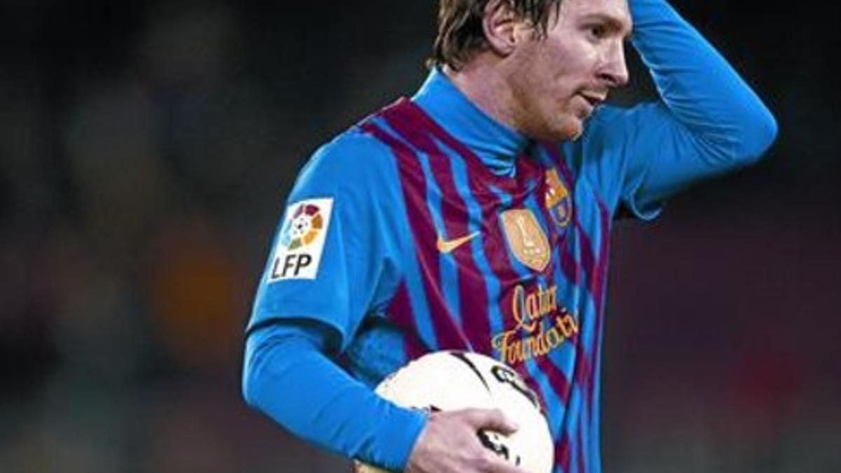 Valioso 8 Messi se lleva el balón, al final del encuentro, después de su extraordinario partido, ayer.
