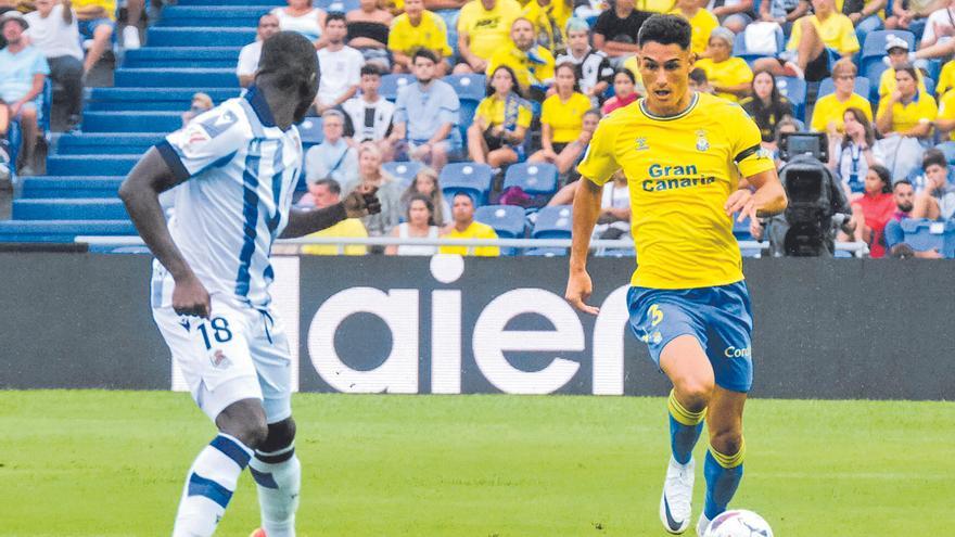 Sergi Cardona conduce el balón ante la mirada de Hamari Traoré, lateral diestro de la Real Sociedad.