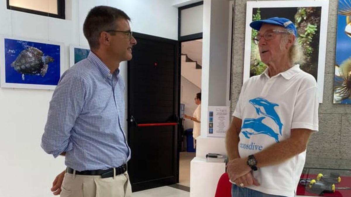 El edil Juan Manuel Verdugo dialoga con el ecólogo marino Nigel Peter. | | LP/DLP