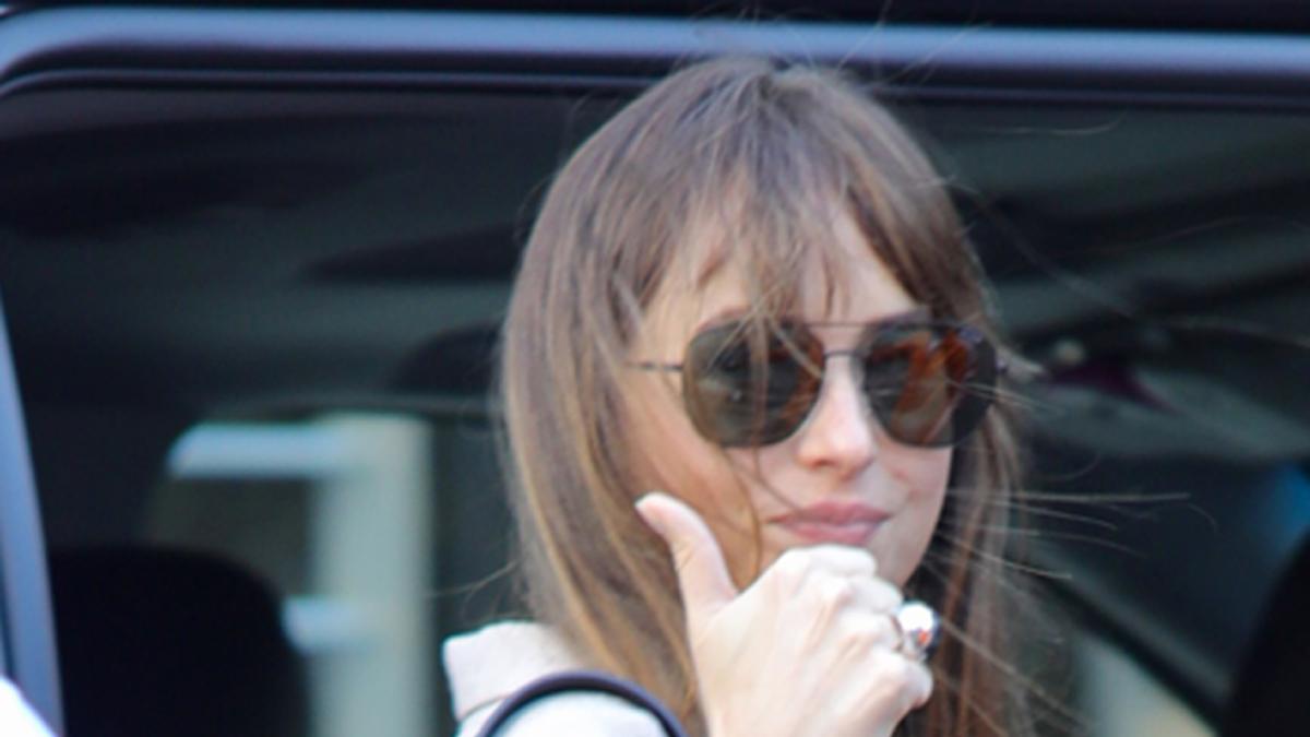 Dakota Johnson con gafas de sol