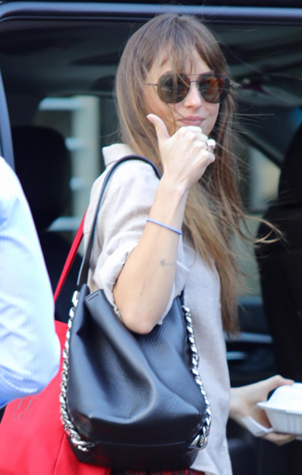 Dakota Johnson con gafas de sol