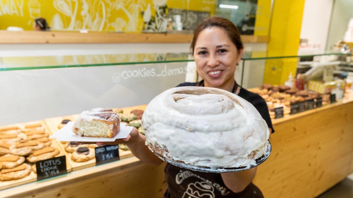 Wendy posa con el ‘cinnamon roll’ de 2 kilos de Demasié. A la izquierda, uno normal.