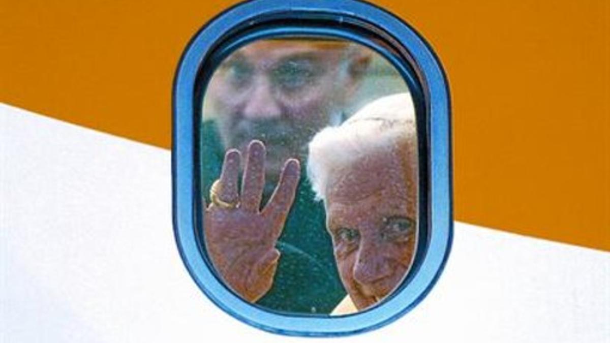 El Papa saluda a través de la ventanilla del avión que le devolvió a Roma.