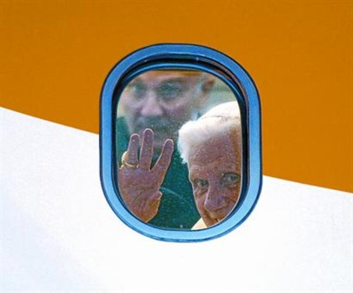 El Papa saluda a través de la finestreta de l’avió que el va tornar a Roma.