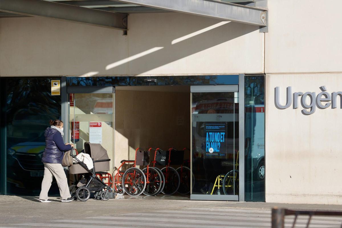 Una mujer entra en Urgencias del hospital La Fe en una imagen de archivo.