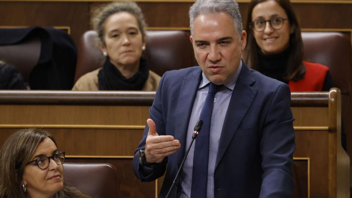 Bendodo interviene durante la sesión de control al Gobierno.