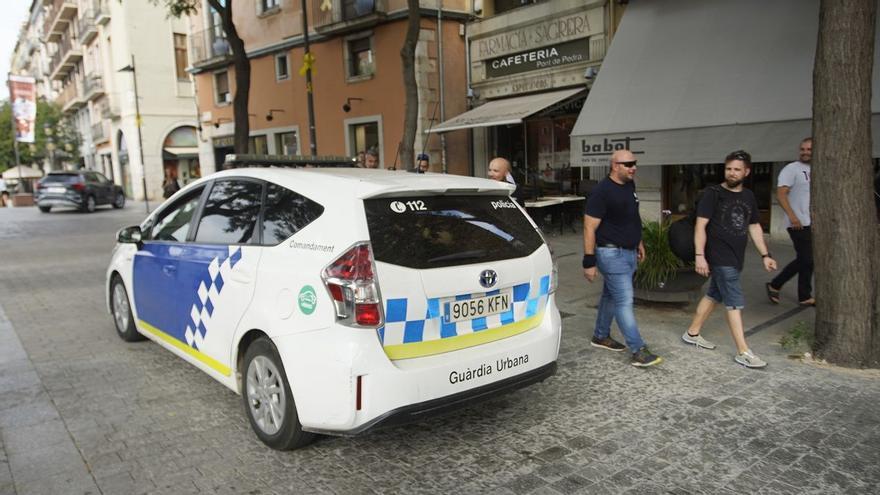 La policia de Girona patrulla amb un cotxe amb logotips de la Guàrdia Urbana de Figueres