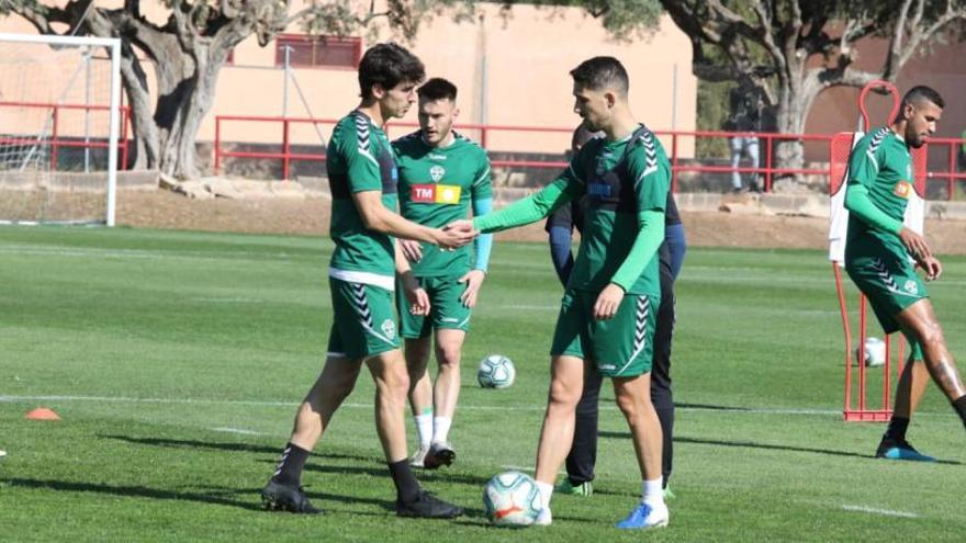 Los jugadores del Elche, durante el entrenamiento de este jueves