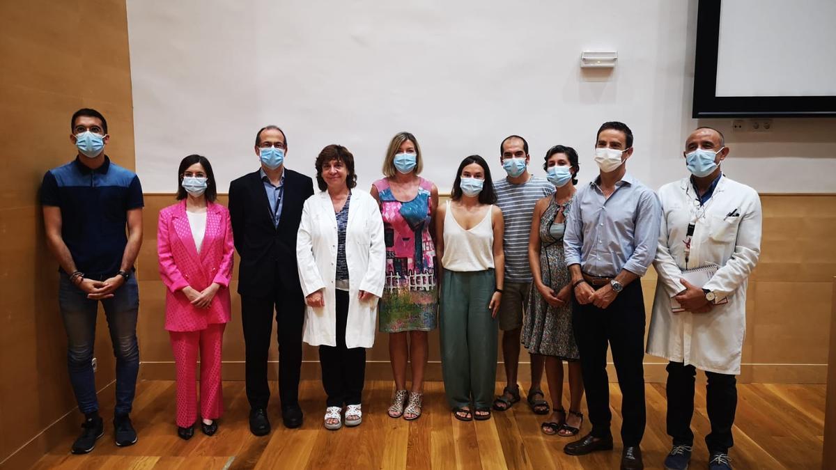 Foto de familia de los participantes en el programa Hepatitis C Free Balears durante la visita de la consellera de Salud