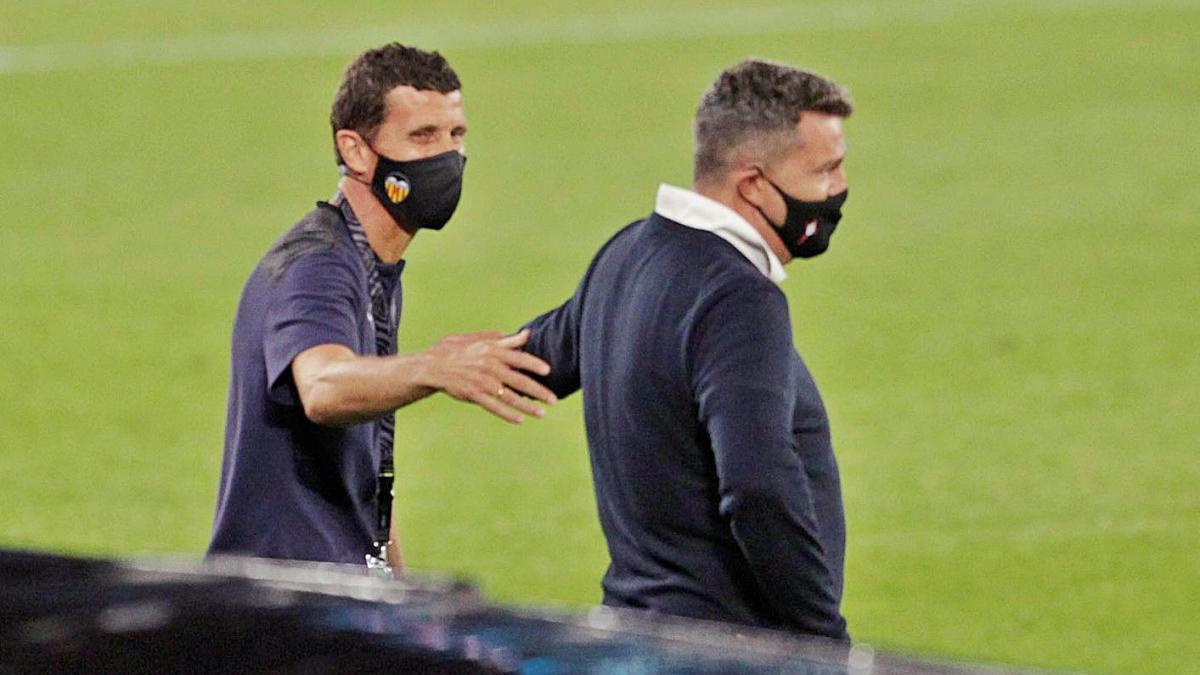 Javi Gracia y Óscar se saludan al inicio del partido, aye ren Balaídos.