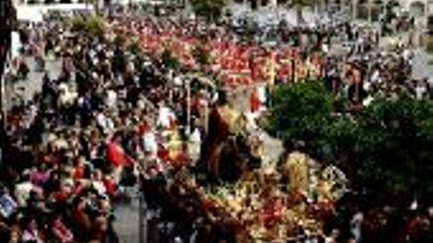 Miles de personas abarrotan el centro de Cáceres en el arranque procesional