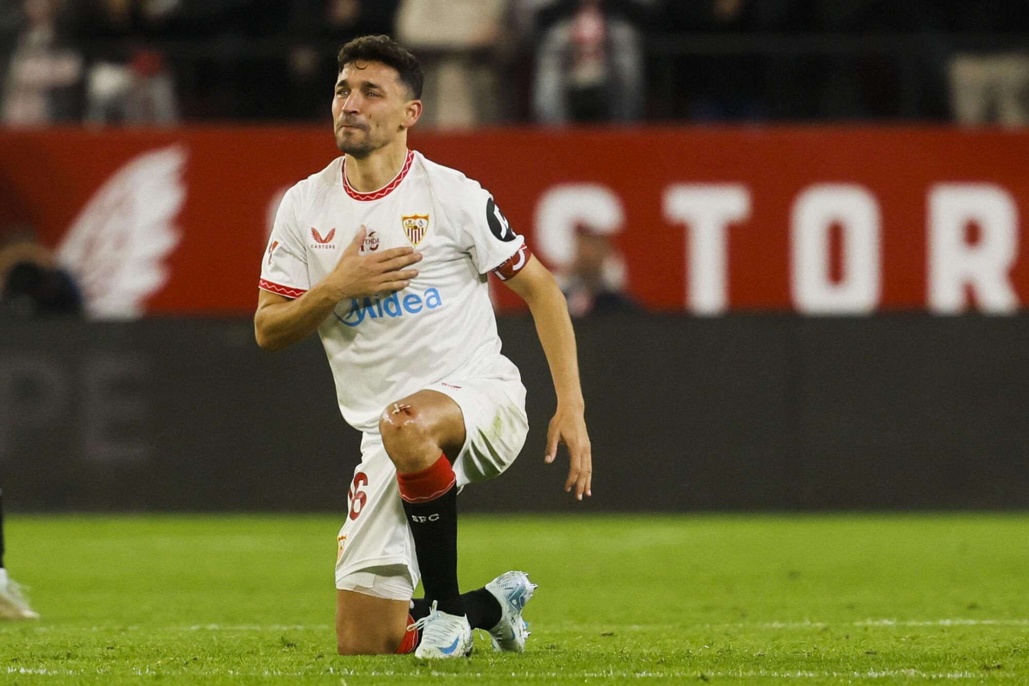 Jesús Navas se despide de la afición al abandonar el terreno de juego tras el cambio durante el encuentro correspondiente a la jornada 17 de Laliga EA Sports que disputan hoy sábado Sevilla y Celta en el estadio Sánchez-Pizjuán.