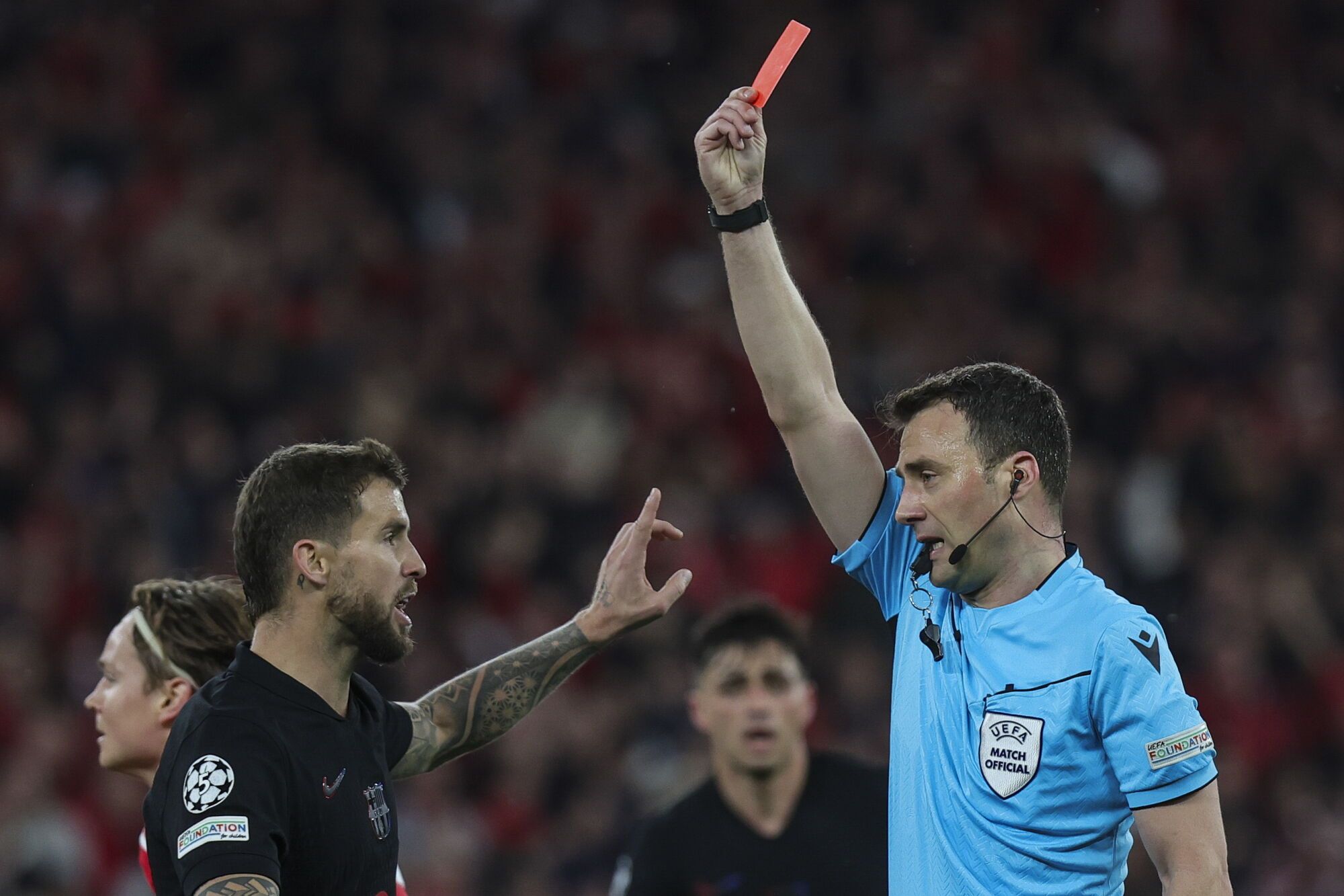 Lisbon (Portugal), 05/03/2025.- Referee Felix Zwayer shows a red card to Barcelona`s player Pau Cubarsi (not in the picture) during the UEFA Champions League Round of 16 first leg soccer match between Benfica and Barcelona held at Luz Stadium, Lisbon, Portugal, 05 March 2025. (Liga de Campeones, Lisboa) EFE/EPA/ANTONIO COTRIM