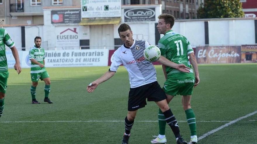 Cristian y Robert disputan un balón en uno de sus enfrentamientos de la pasada temporada.