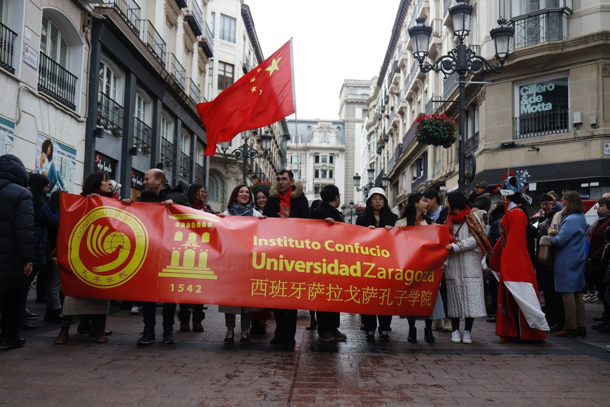 La comunidad china de Zaragoza desfila por el centro para celebrar el Año del conejo