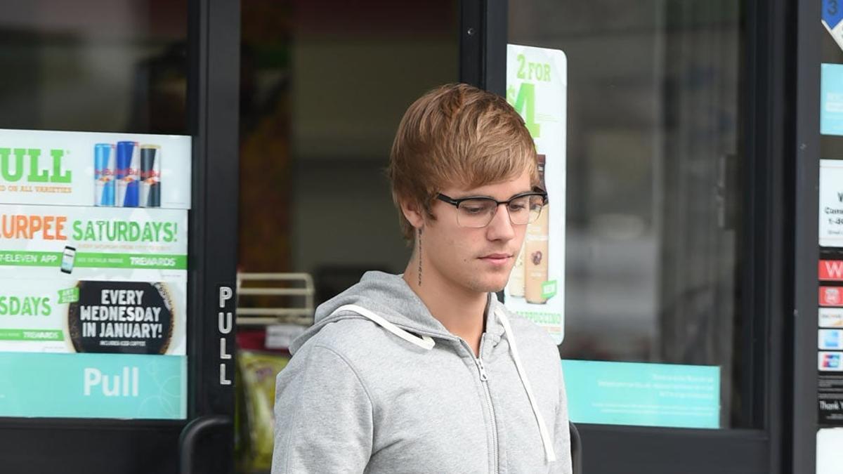Justin Bieber saliendo de la tienda cabizbajo