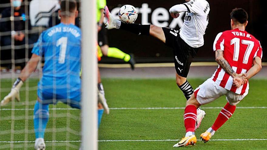 Manu Vallejo, del Valencia, dispara a puerta. |   // KAI FÖRSTERLING