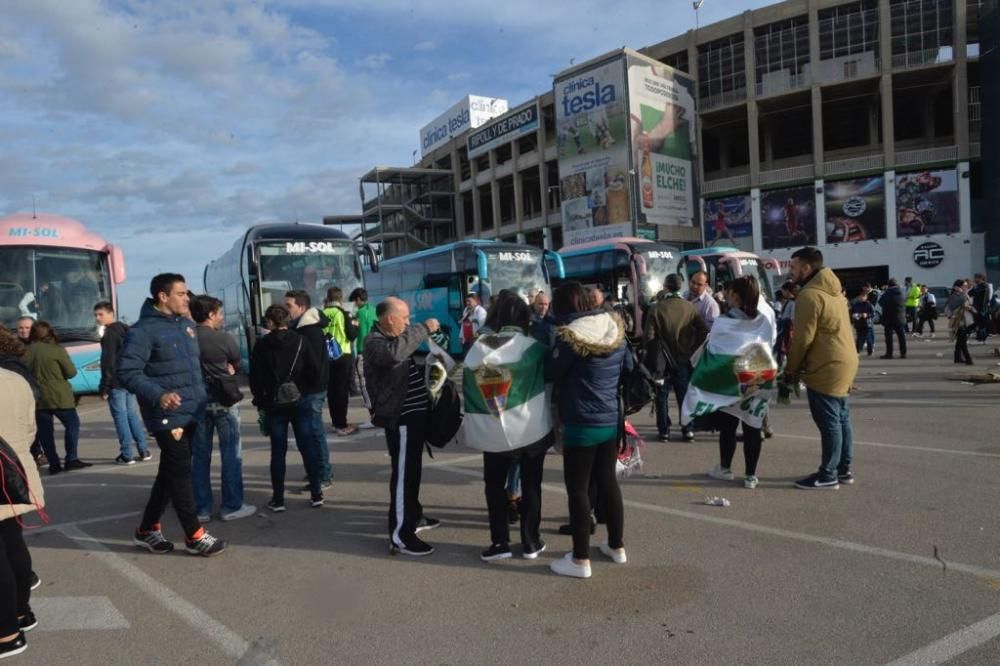 Los aficionados del Elche CF y del Hércules CF apoyan a su equipo antes del derbi