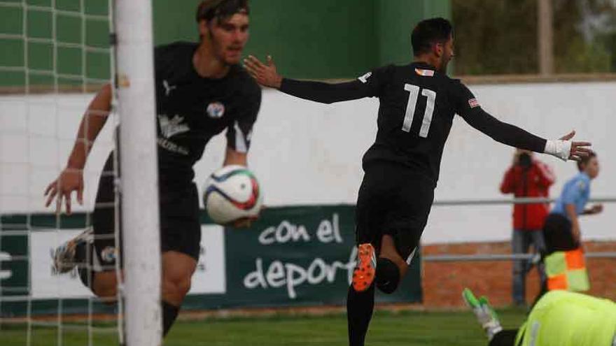 Álvaro de la Iglesia recoge el balón de la portería después del gol de Nata.