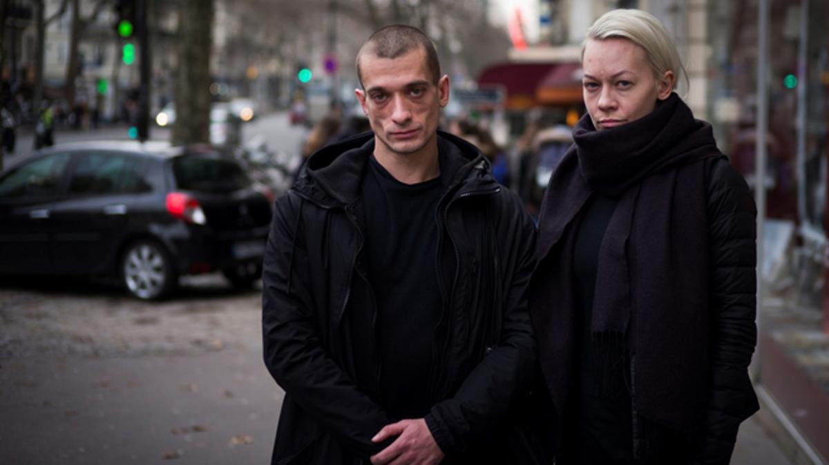 El artista ruso Piotr Pavlenski y su esposa Oksana Chaliguina.