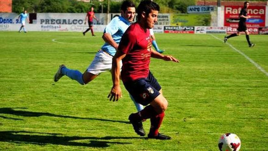 Un lance del partido de ayer en San Pedro. // I. Abella