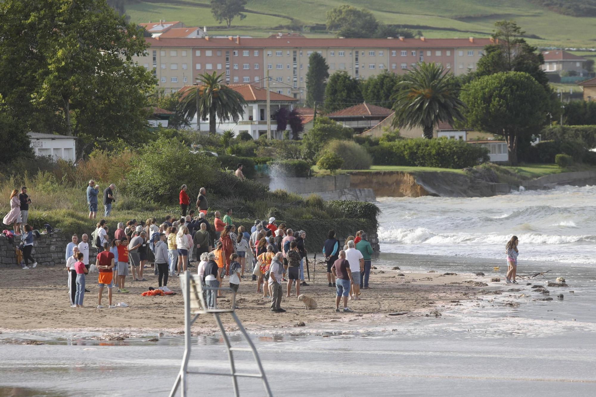 EN IMÁGENES: El operativo para sacar de Bañugues el velero noruego varado en la playa