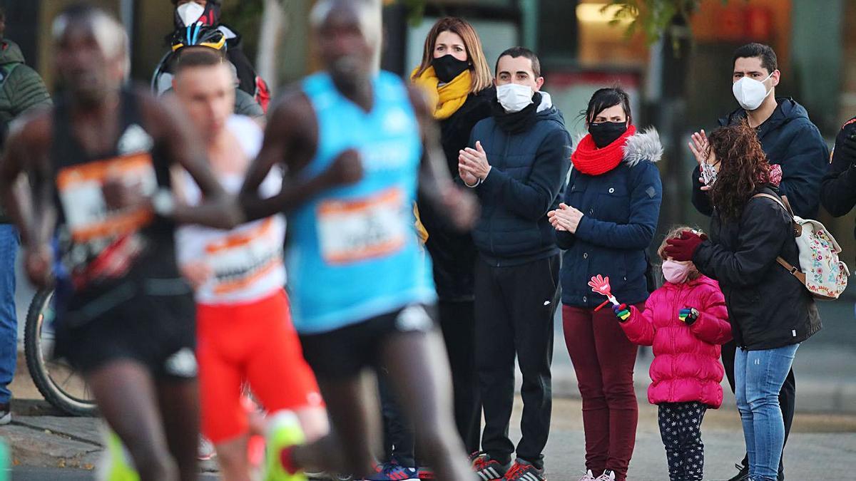 Un grupo de personas animan a los corredores ayer en València. 