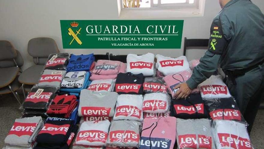 La mercancía falsificada que fue incautada por la Guardia Civil.