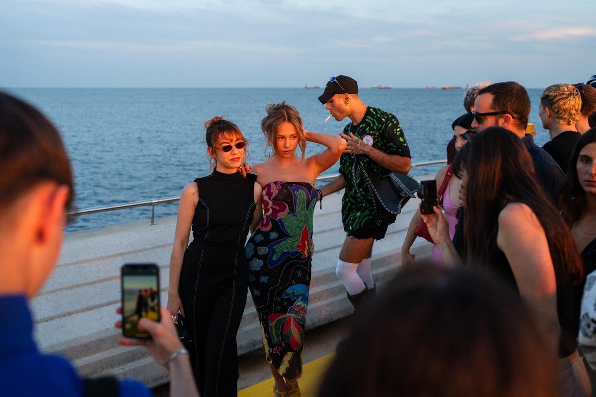 Berta Fernández y Ester Expósito han disfrutado juntas del 'fashion show'.