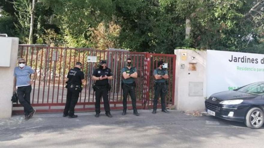 Guardia Civil y Policía Local custodian la residencia de Llíria donde se ha destapado un caso de maltrato