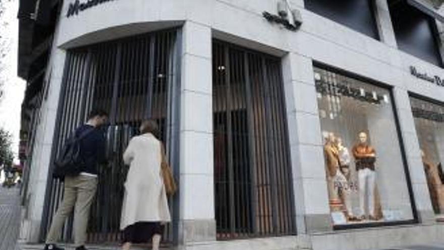 Cierre de una tienda de Massimo Dutti.