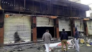 Comercios quemados por los manifestantes en la ciudad de Rohtak, en el estado de Haryana.