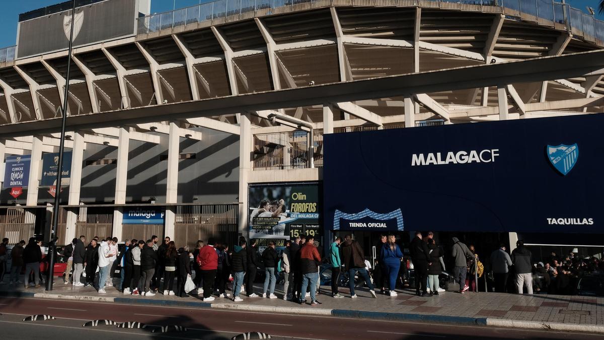 Colas en La Rosaleda para comprar entradas para el Recreativo Granada - Málaga CF del sábado.