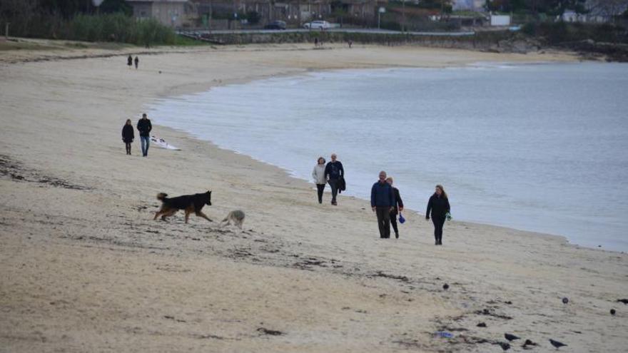 Personas paseando ayer por la playa de Rodeira, en el centro de Cangas. |   // GONZALO NÚÑEZ