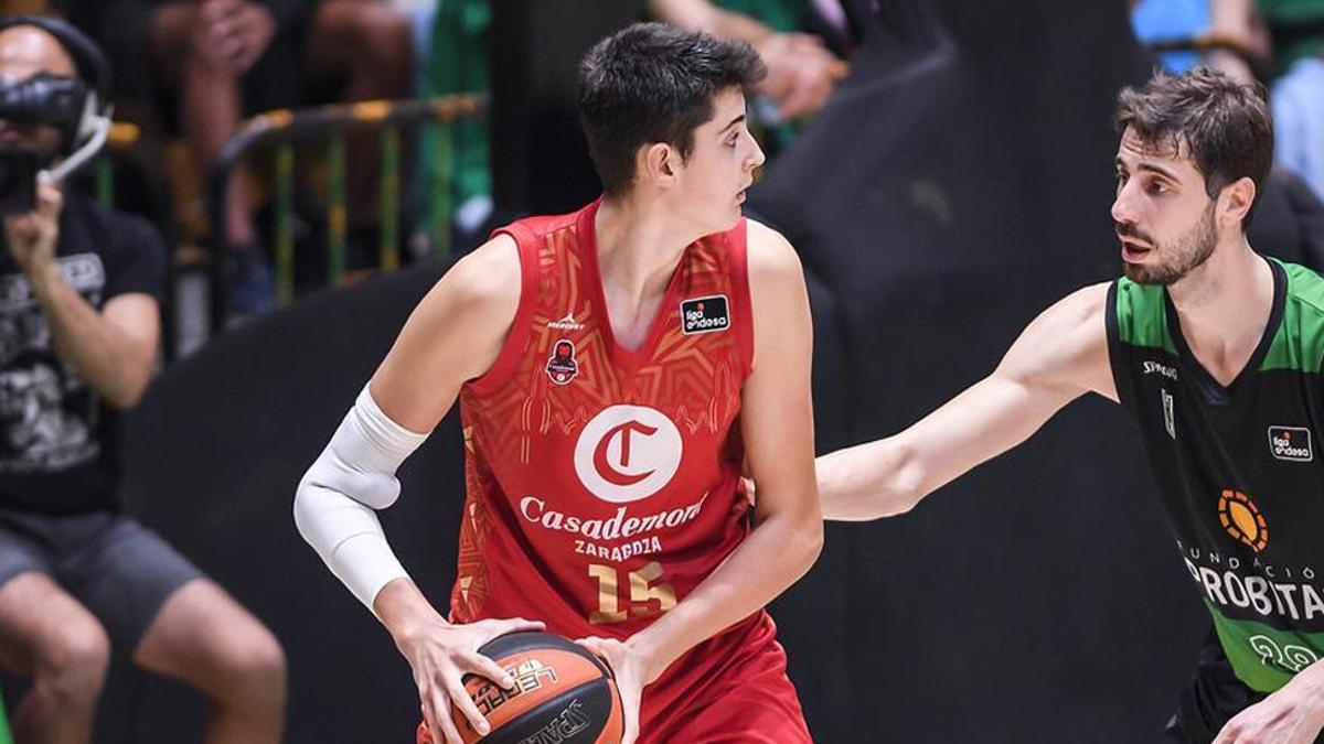 Aday Mara controla el balón ante Tomic en un Joventut-Girona.