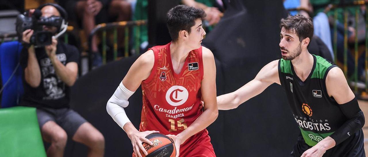 Aday Mara controla el balón ante Tomic en un Joventut-Girona.