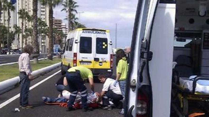 Un joven es atropellado en la avenida marítima