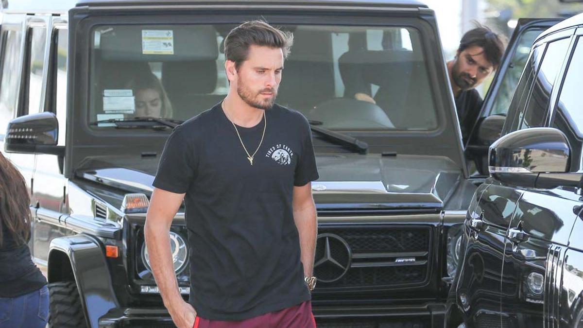 Scott Disick frente a un coche