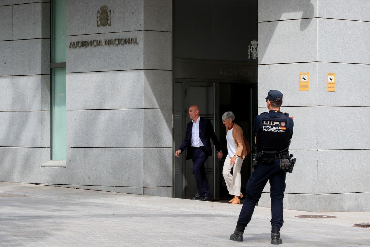 GRAF818. MADRID, 15/09/2023.- El expresidente de la Real Federación Española de Fútbol (RFEF) Luis Rubiales, sale junto a su abogada Olga Tubau, tras declarar este viernes como investigado por presunta agresión sexual y coacciones en relación al beso que le dio a la jugadora Jenni Hermoso tras la final del Mundial en Sídney. La Fiscalía ha pedido al juez que impida a Rubiales a acercarse a menos de 500 metros de la jugadora ni comunicarse con ella por cualquier medio durante la instrucción de la causa. EFE/ Fernando Alvarado