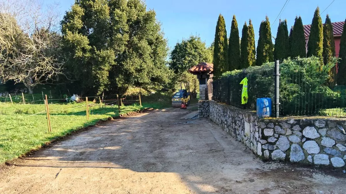 Llanes inicia trabajos de acondicionamiento, pavimentación y asfaltado de caminos en la localidad de Hontoria